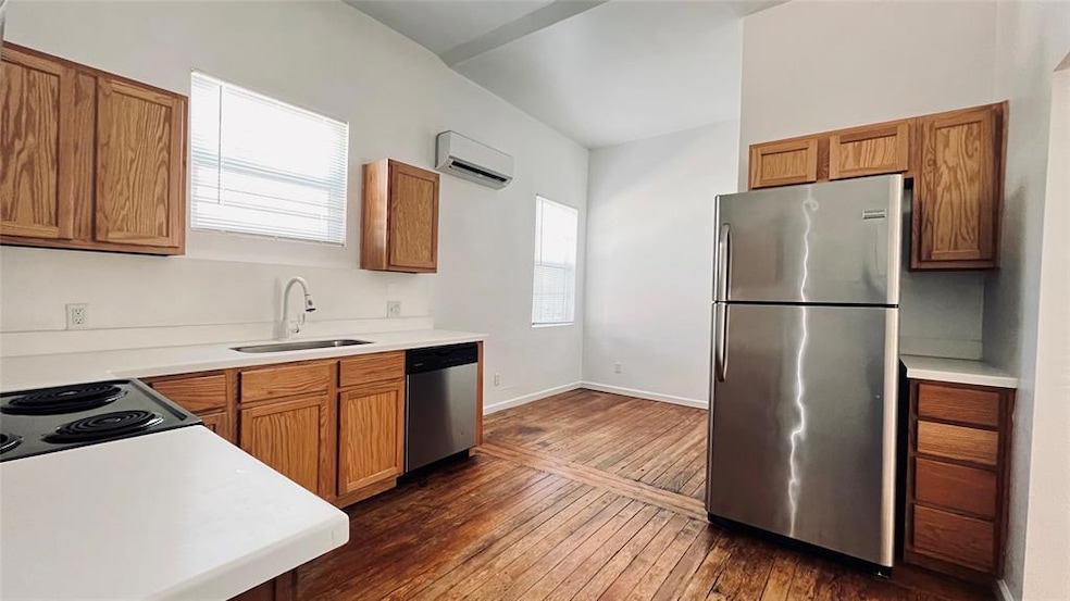Kitchen with appliances with stainless steel fini