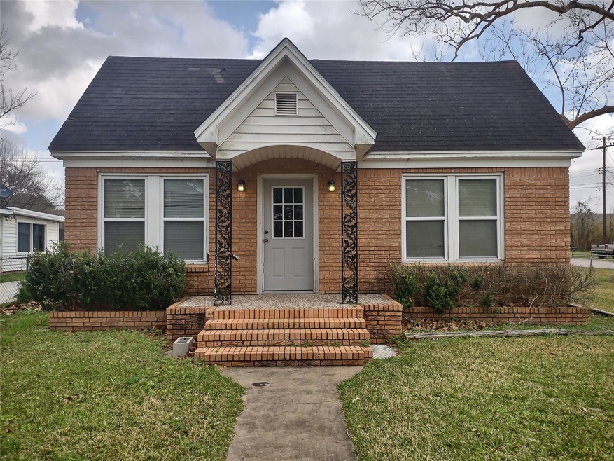 2521 Avenue I, Bay City, TX 77414 - photo 1