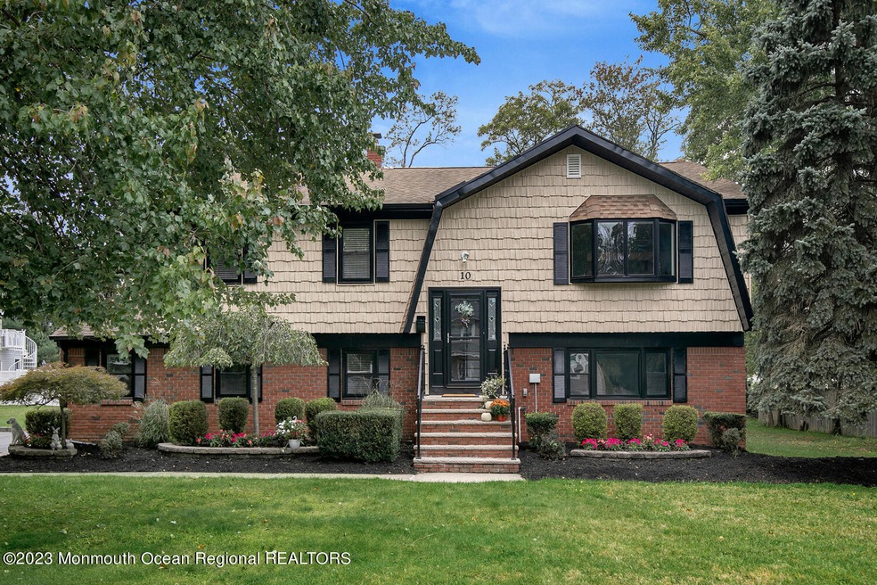 10 Jay Dr Middle