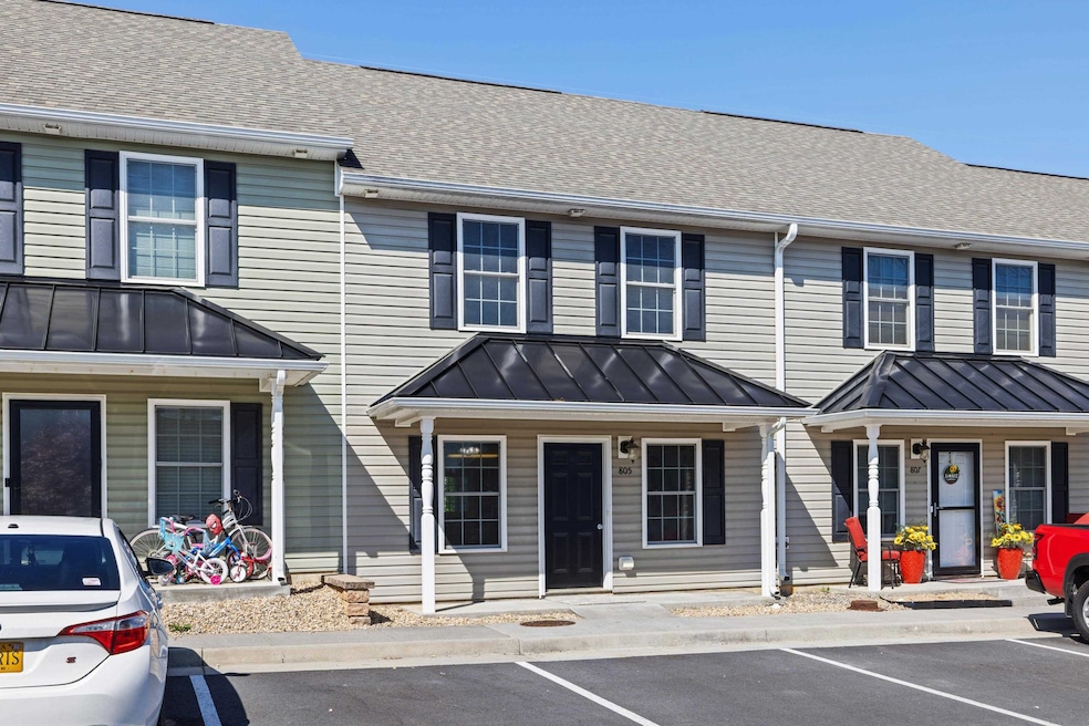 805 Carson Cir, Grottoes, VA 24441 - photo 1