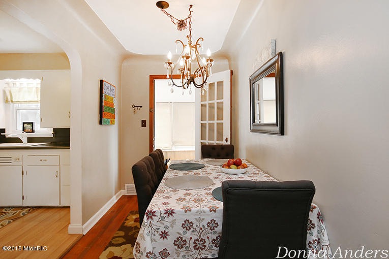 945 Beechwood St NE, Grand Rapids, MI 49505 - photo 1