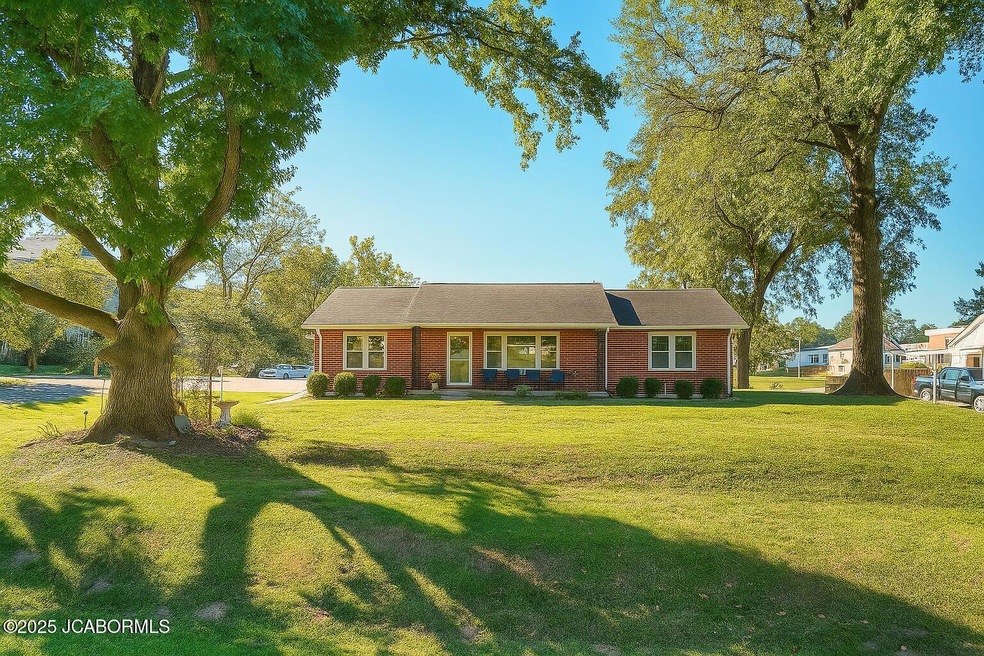 908 Randolph St, Glasgow, MO 65254 - photo 1