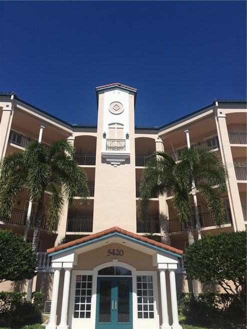 This is the front of the building at 5420.  Beauti