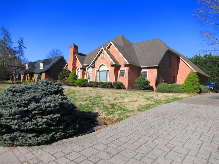 Collins 932 Colonial Dr frnt ext frm rt
