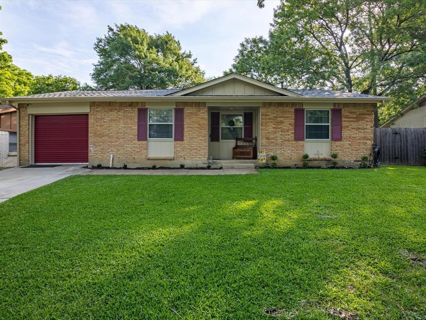 2620 Woodlawn Dr, Ennis, TX 75119 - photo 1