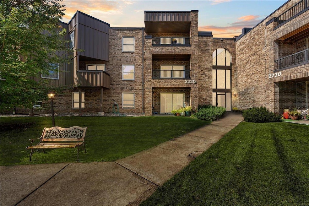 2220 Midland Grove Rd unit 307, Roseville, MN 55113 - photo 1