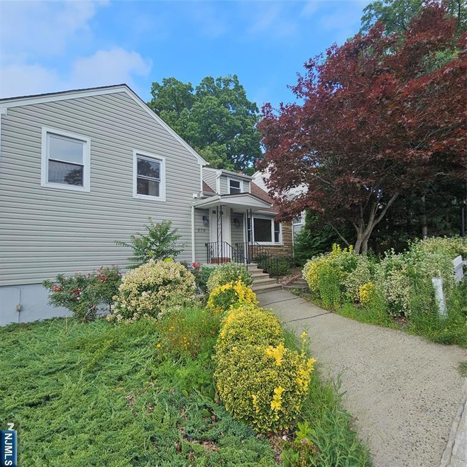 679 Greeley Ave unit 2nd Floor, Fairview, NJ 07022 - photo 1