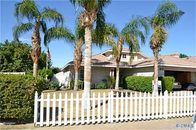 White Pickett Fence, This Single Story Home in on 