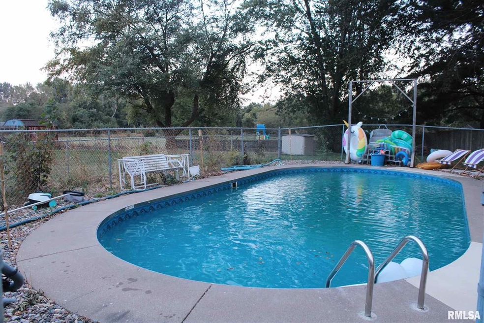 407 W 61st St, Davenport, IA 52806 - photo 1