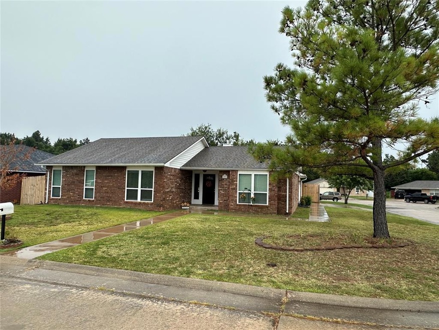 1021 Aspen Dr, Shawnee, OK 74804 - photo 1