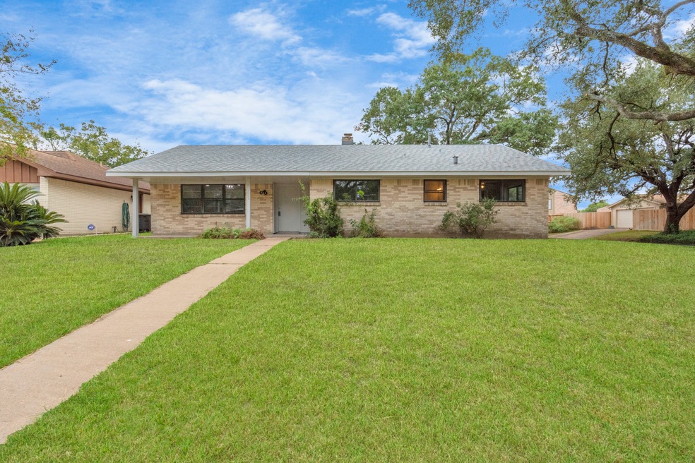 11002 Overlea Dr, Houston, TX 77089 - photo 1