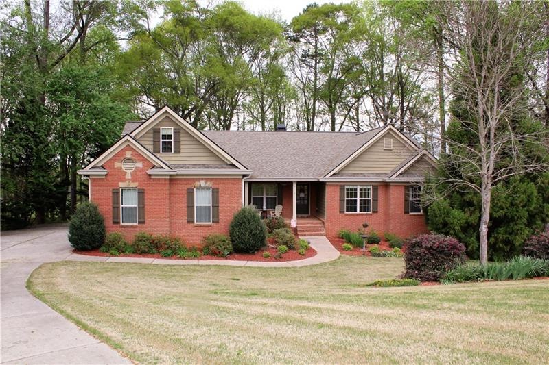 624 Henning Dr, Winder, GA 30680 - photo 1