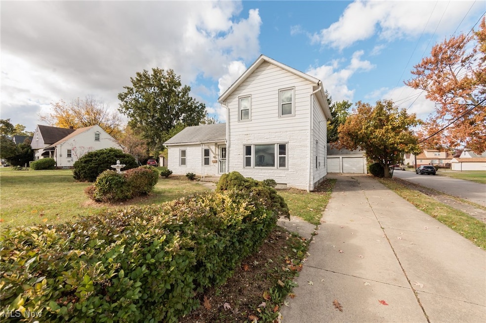 View of front of property featuring a front lawn