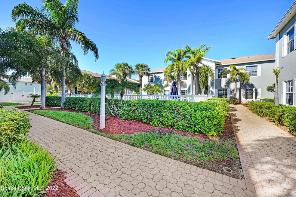 Bayvue Courtyard by pool