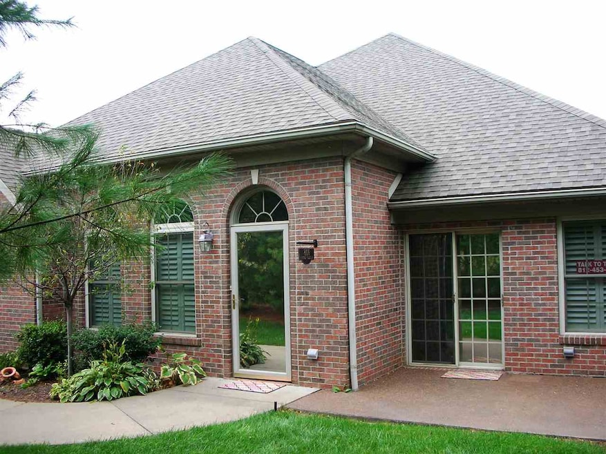 This is a well maintained two bedroom condo w/ a 2