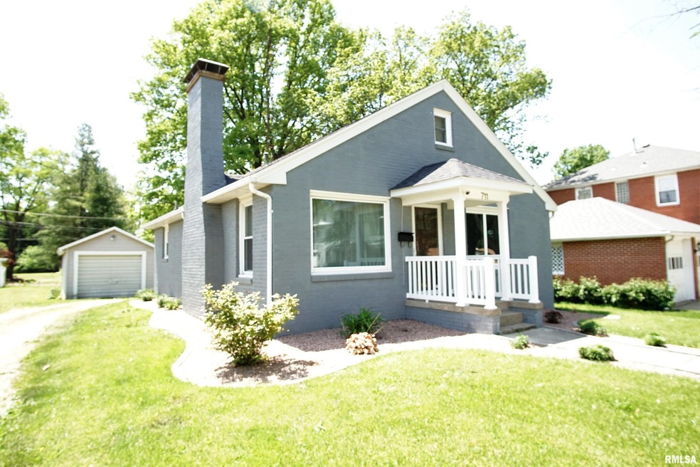 711 Peoria St, Lincoln, IL 62656 - photo 1
