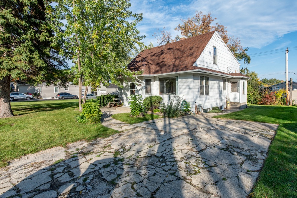 525 Baldwin Ave, Waukegan, IL 60085 - photo 1