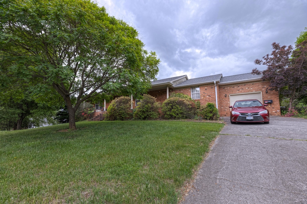 1615 Deyerle Rd SW, Roanoke, VA 24018 - photo 1