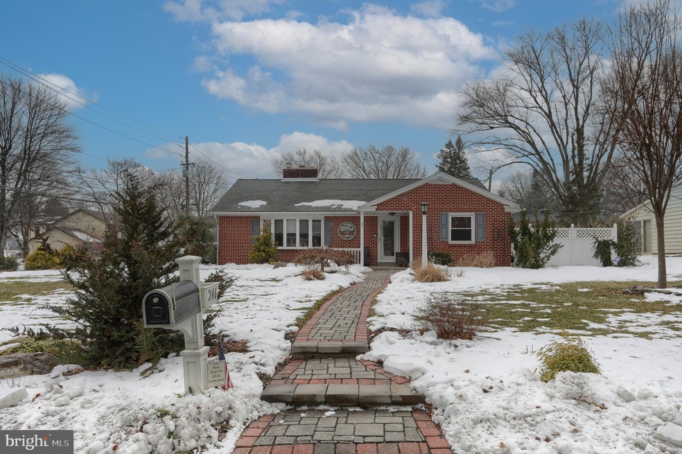 246 E Glenn Rd, Hershey, PA 17033 - photo 1