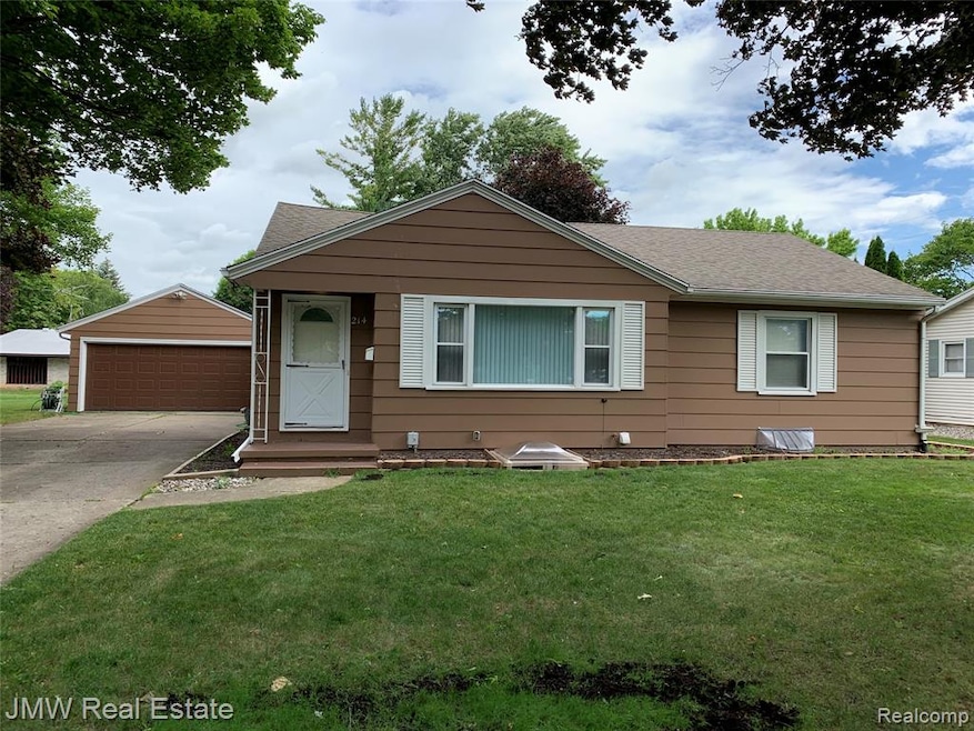 214 E Vates St, Frankenmuth, MI 48734 - photo 1