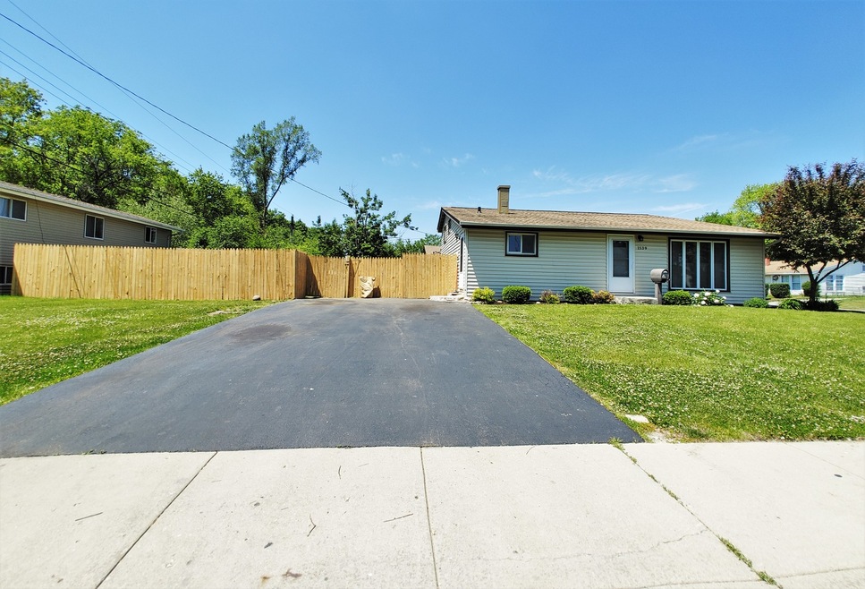 1539 Amarillo Dr, Carpentersville, IL 60110 - photo 1