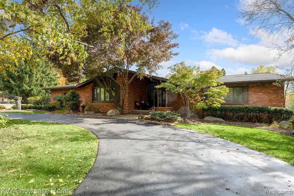 865 S Pemberton Rd, Bloomfield Hills, MI 48302 - photo 1