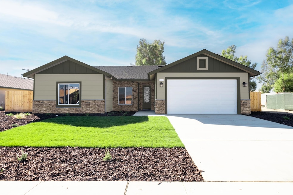 1014 N Walnut St, Woodlake, CA 93286 - photo 1