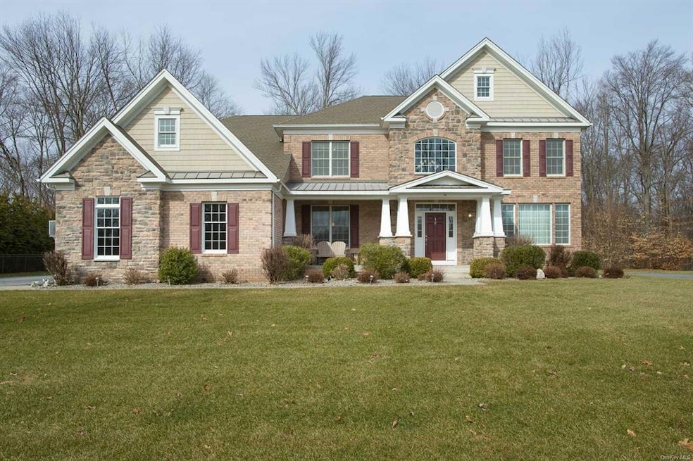 10 Holly Crescent, Hopewell Junction, NY 12533 - photo 1