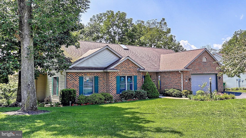 128 Buckingham Dr, Chambersburg, PA 17201 - photo 1