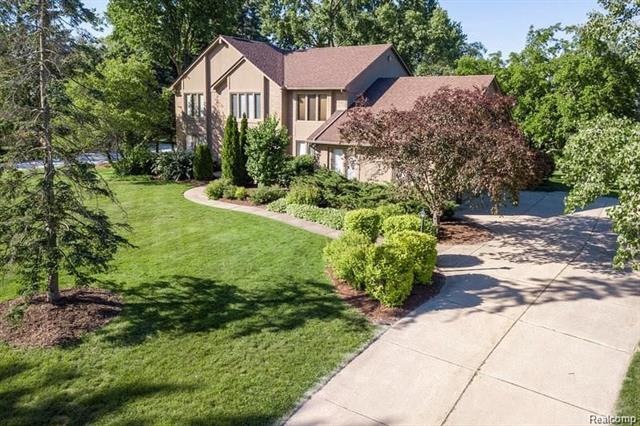 2462 Hunters Pond, Bloomfield Hills, MI 48304 - photo 1
