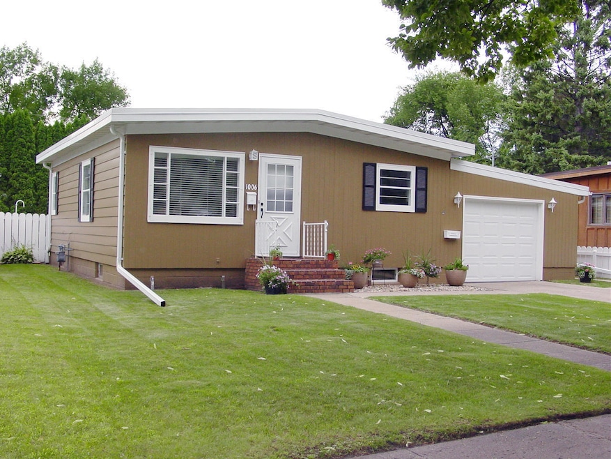 1006 S 18th St, Grand Forks, ND 58201 - photo 1