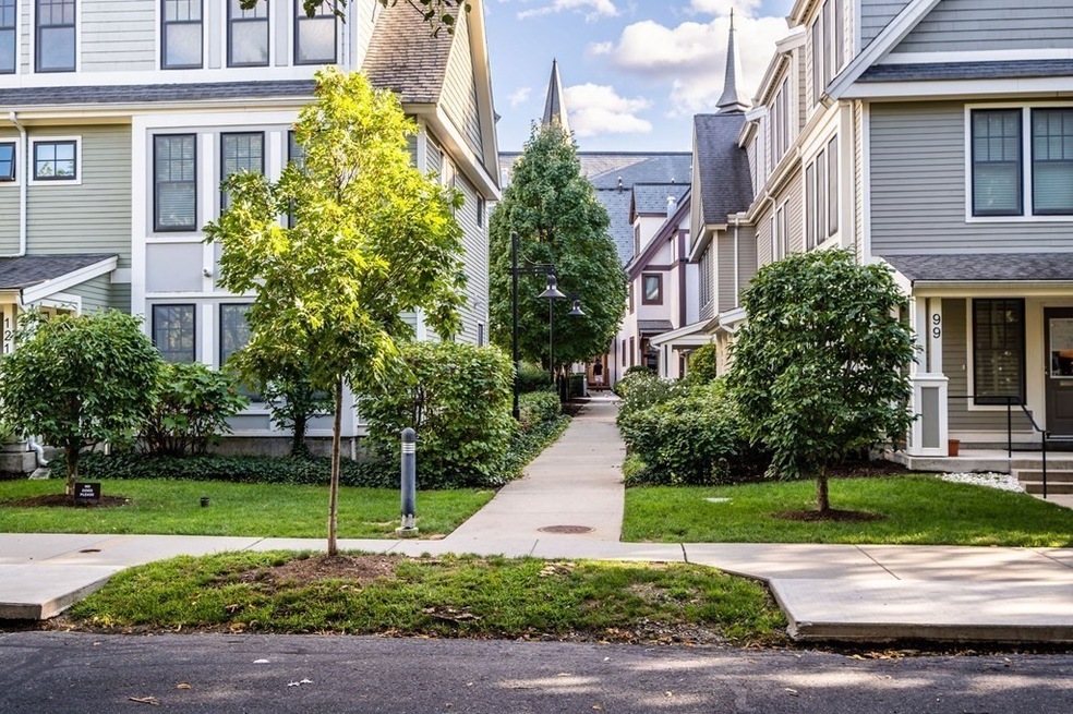 115 Crowninshield Rd unit 115, Brookline, MA 02446 - photo 1