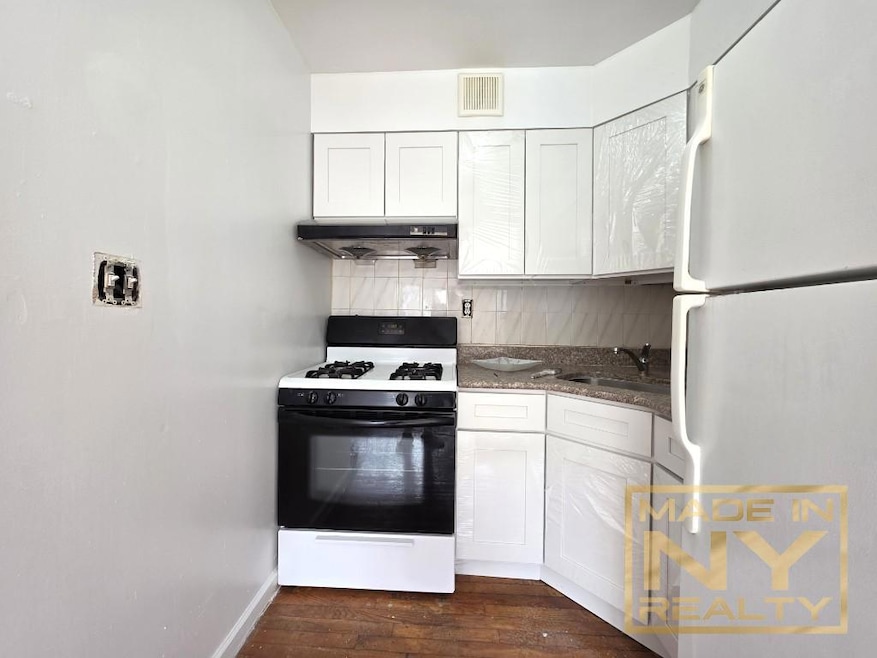32-01 Leavitt St unit 4R, Flushing, NY 11354 - photo 1
