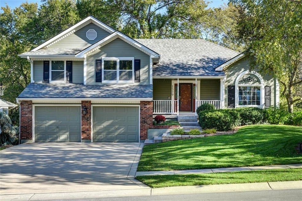 1529 SW Fredrick Dr, Lees Summit, MO 64081 - photo 1