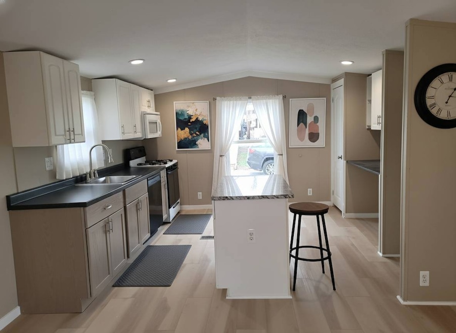 3170 Orchard Lake Rd unit 23, Keego Harbor, MI 48320 - photo 1