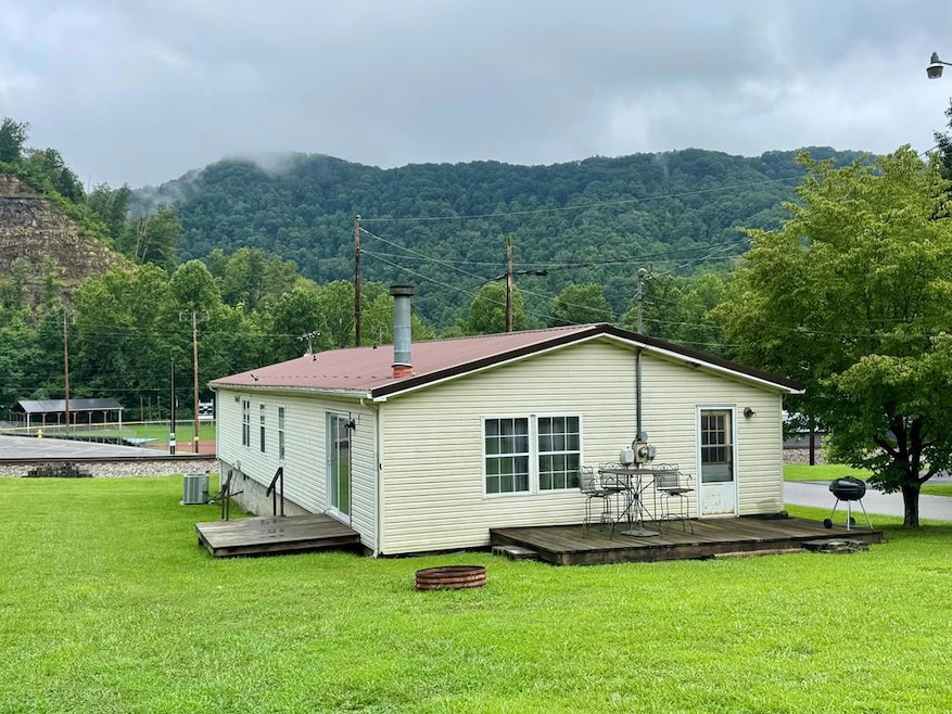 158 Caloric Rd, Mullens, WV 25882 - photo 1