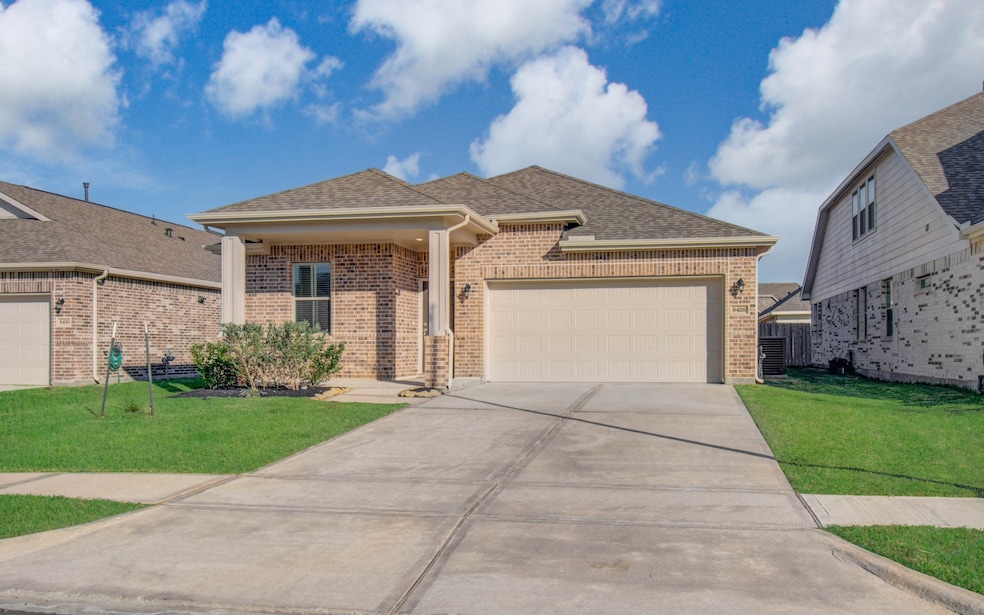 8426 Beacon Bay Cir, Mont Belvieu, TX 77523 - photo 1