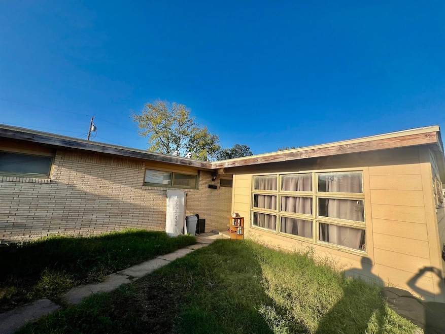 5040 E Pawnee Ave, Wichita, KS 67218 - photo 1