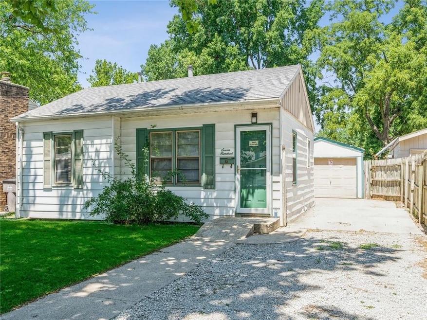 700 E Dunham Ave, Des Moines, IA 50315 - photo 1