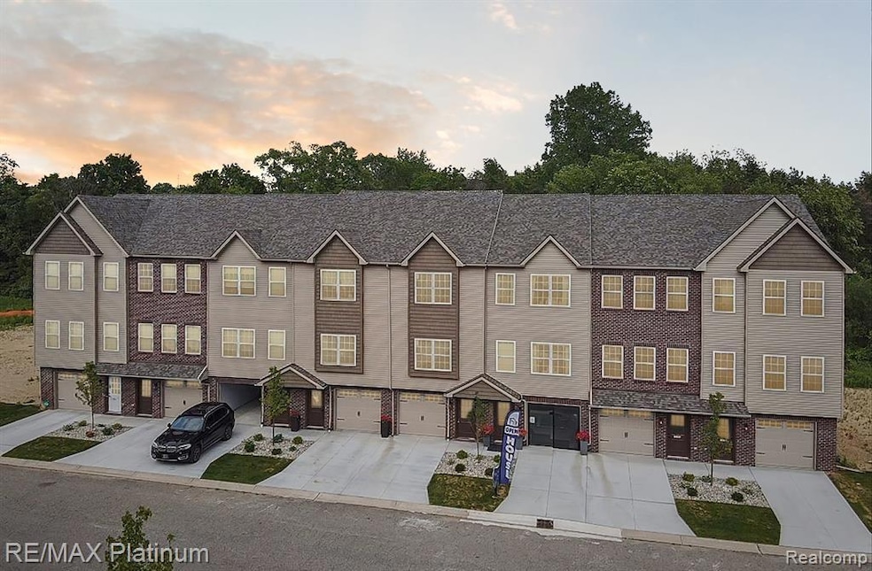 1664 Pinecroft Ln, Howell, MI 48855 - photo 1