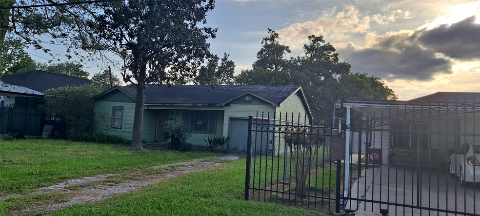 5713 Los Angeles St, Houston, TX 77026 - photo 1