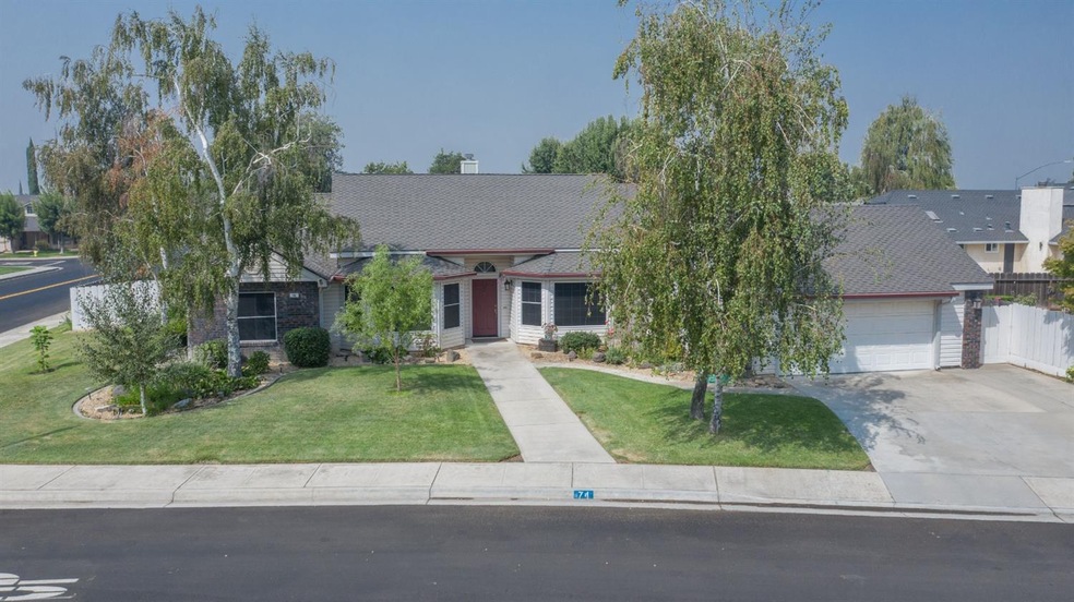 74 Willowood Dr, Oakdale, CA 95361 - photo 1