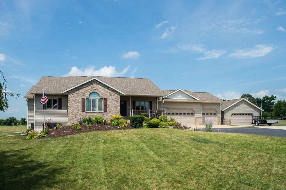 W2934 Sand Crane Dr, Belleville, WI 53508 - photo 1