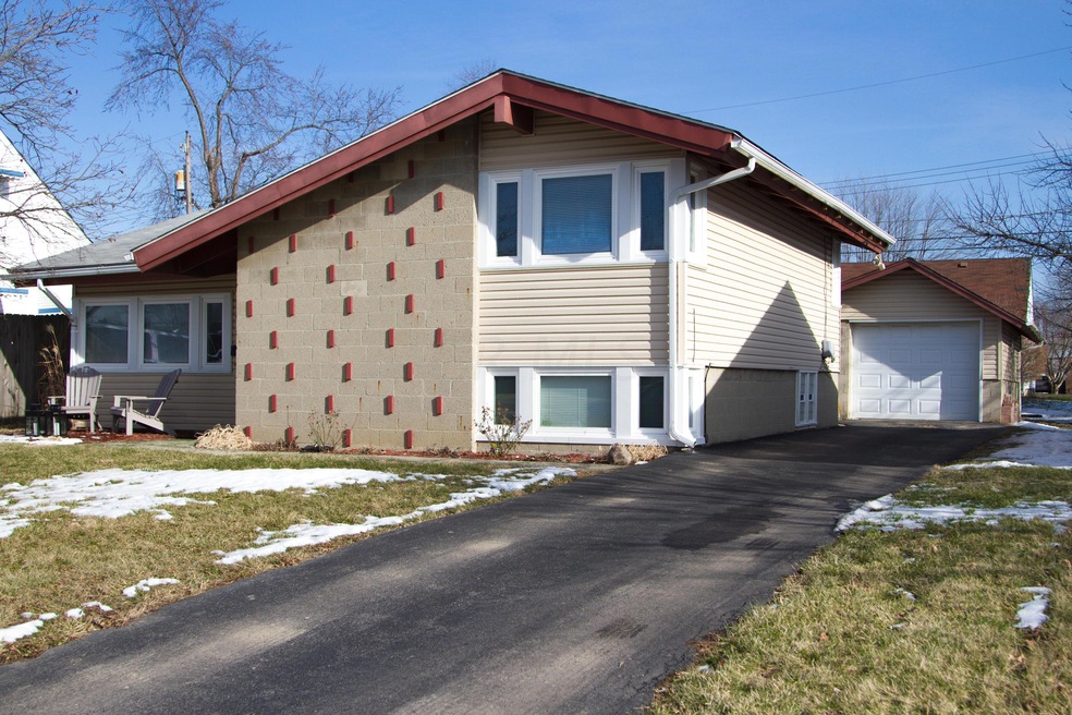 690 Georgian Dr, Columbus, OH 43228 - photo 1