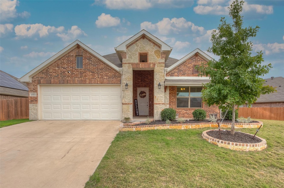 2561 Weatherford Heights Dr, Weatherford, TX 76087 - photo 1