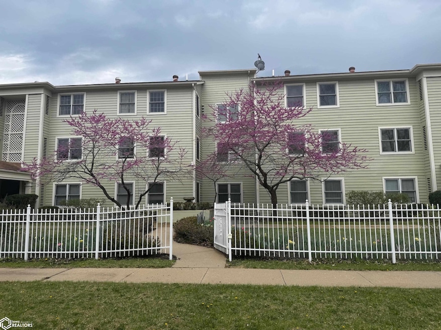 1100 University Manor Dr unit B-22, Fairfield, IA 52556 - photo 1