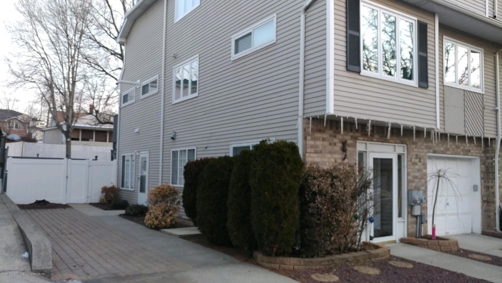 34 Robin Ct, Staten Island, NY 10309 - photo 1