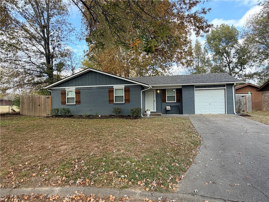 1021 W Granite St, Siloam Springs, AR 72761 - photo 1