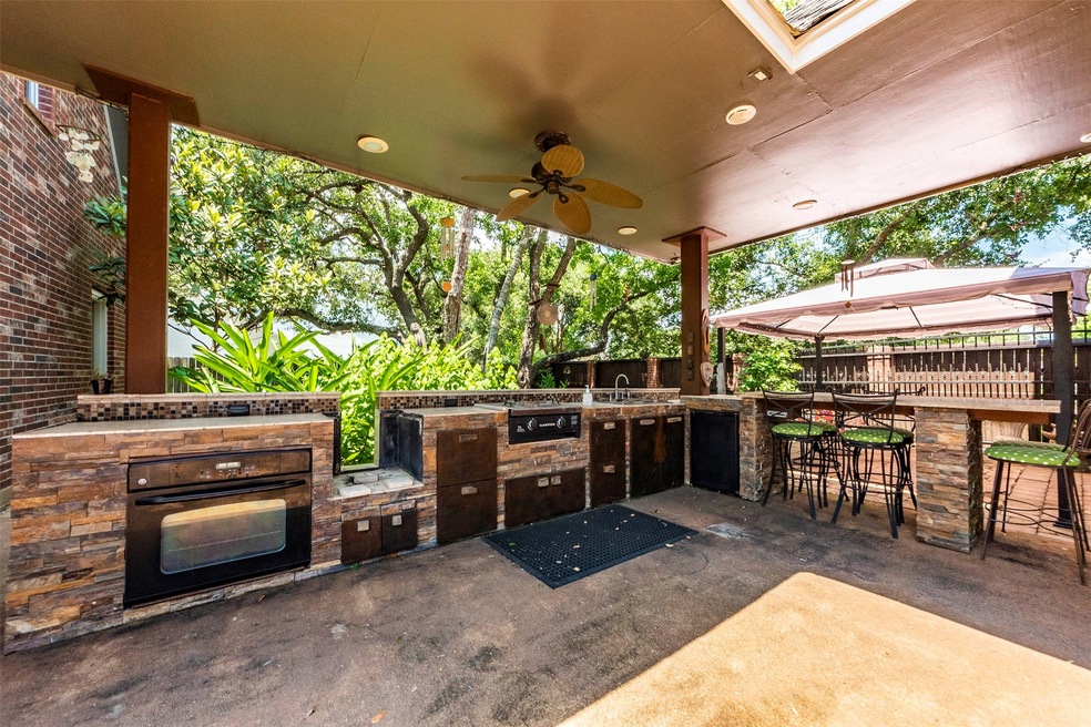 1914 E Winding Way Dr, Friendswood, TX 77546 - photo 1