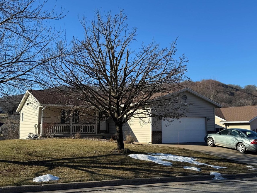 325 Regent Dr, La Crescent, MN 55947 - photo 1